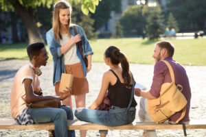 Studierende verschiedener Nationen unterhalten sich
