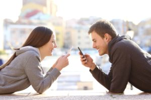 Studierende spielen auf dem Handy